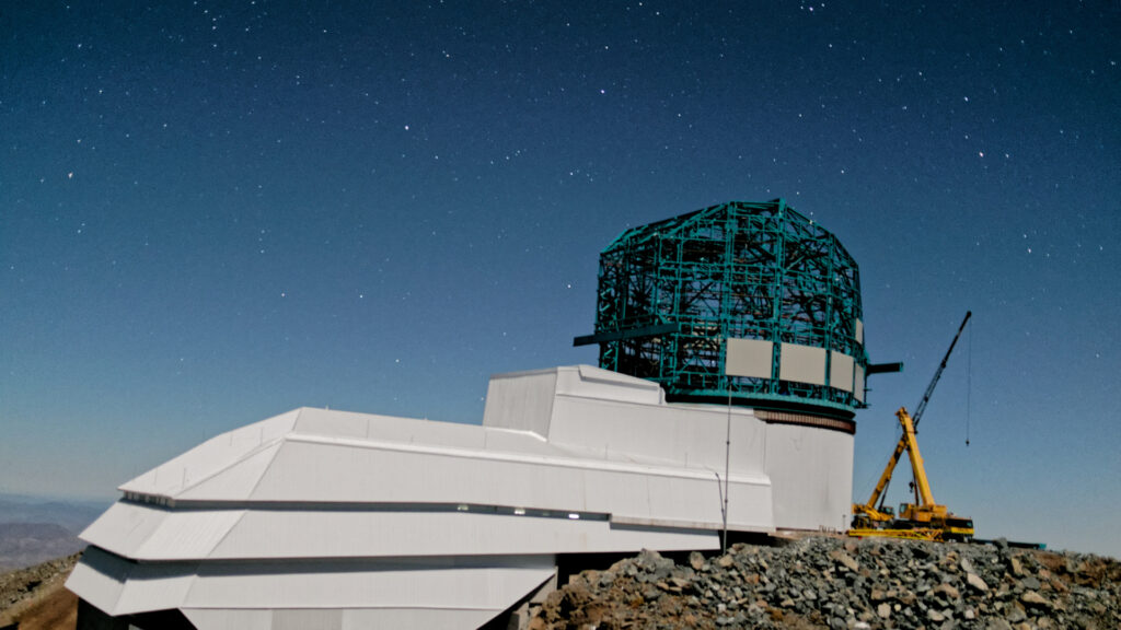L'observatoire Vera-C.-Rubin en construction. // Source : Wikimedia/CC/Frossie (photo recadrée)