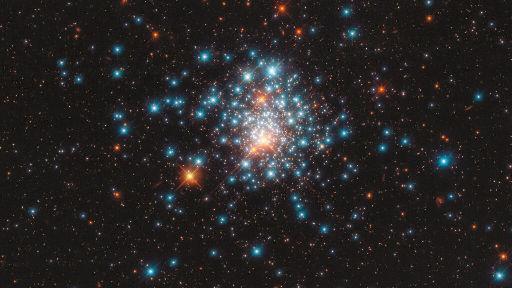 Exemple d'amas globulaire (un amas stellaire très dense). // Source : Flickr/CC/ESA/Hubble & NASA, J. Kalirai (photo recadrée)