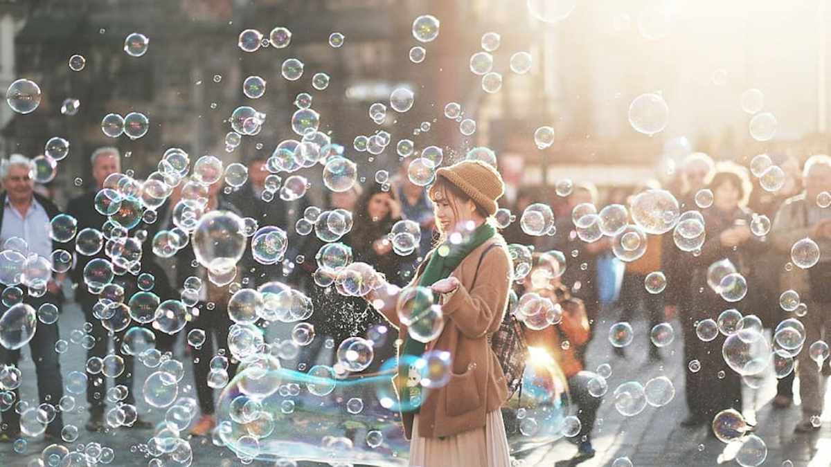 Une femme au milieu des bulles // Source : pxfuel