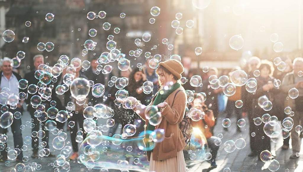 Une femme au milieu des bulles // Source : pxfuel