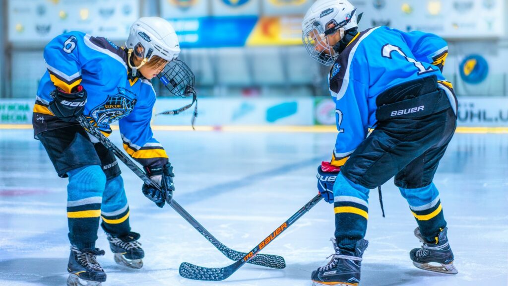 Le hockey sur glace est un sport avec une forte proximité physique. // Source : Pexels