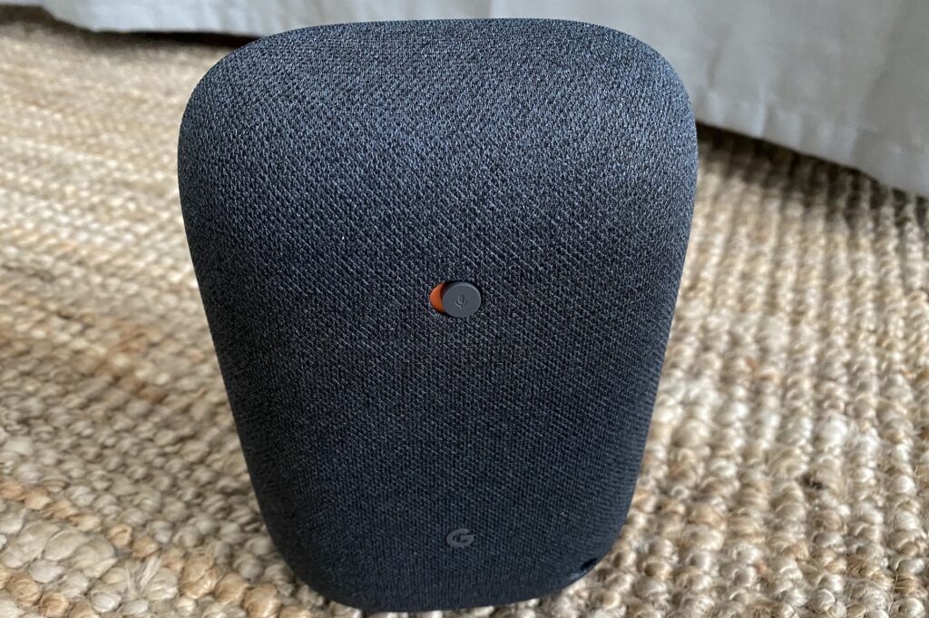 Le bouton permettant de désactiver les micros de la Nest Audio // Source : Maxime Claudel pour Numerama Le bouton permettant de désactiver les micros de la Nest Audio // Source : Maxime Claudel pour Numerama