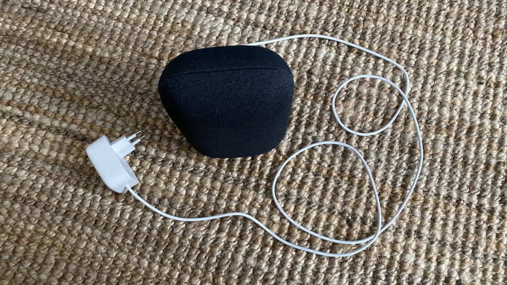 La Nest Audio et son câble (blanc) // Source : Maxime Claudel pour Numerama La Nest Audio et son câble (blanc) // Source : Maxime Claudel pour Numerama