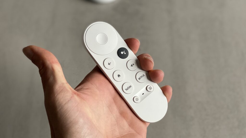 La télécommande du Google Chromecast en main // Source : Maxime Claudel pour Numerama