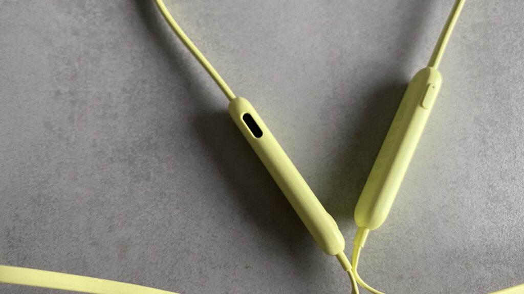 Le port USB-C des écouteurs Beats Flex // Source : Maxime Claudel pour Numerama Le port USB-C des écouteurs Beats Flex // Source : Maxime Claudel pour Numerama