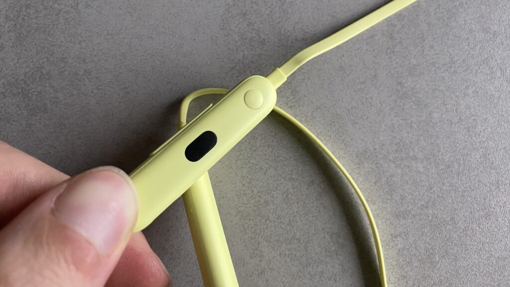 Le bouton multifonctions des écouteurs Beats Flex // Source : Maxime Claudel pour Numerama Le bouton multifonctions des écouteurs Beats Flex // Source : Maxime Claudel pour Numerama