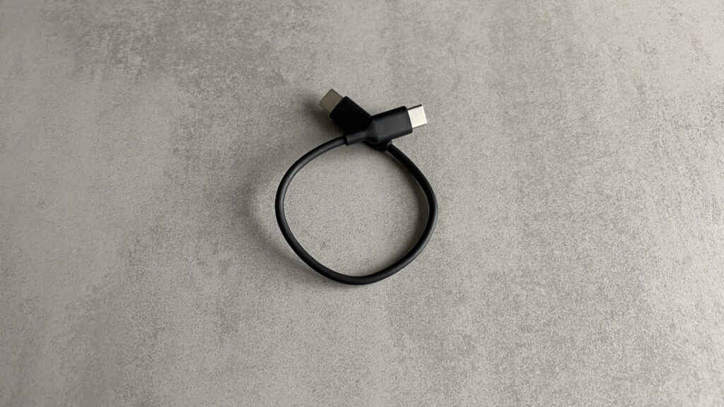 Le petit câble USB-C fourni avec les Beats Flex // Source : Maxime Claudel pour Numerama Le petit câble USB-C fourni avec les Beats Flex // Source : Maxime Claudel pour Numerama