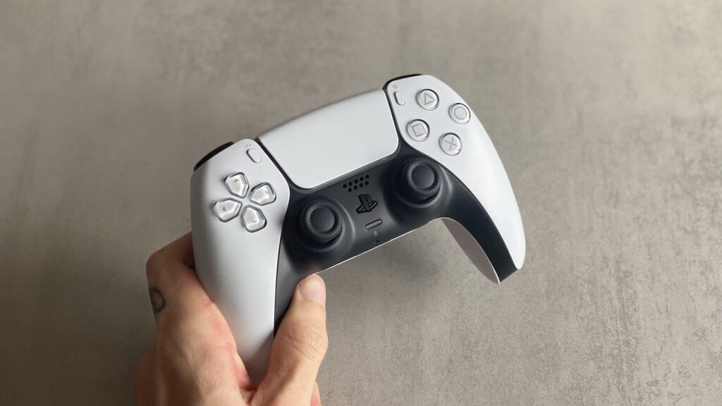 Manette DualSense de la PS5 // Source : Maxime Claudel pour Numerama