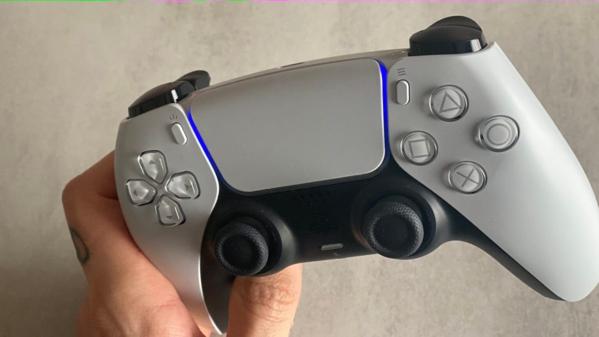 Manette DualSense de la PS5 quand elle est allumée // Source : Maxime Claudel pour Numerama