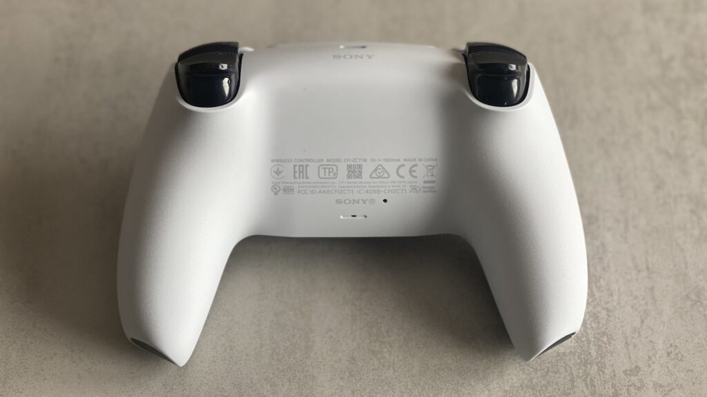 Arrière de la manette DualSense // Source : Maxime Claudel pour Numerama Arrière de la manette DualSense // Source : Maxime Claudel pour Numerama