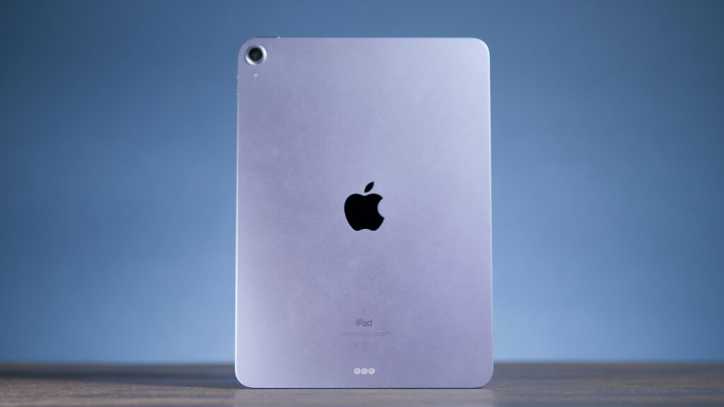 L'iPad Air 2020 d'Apple // Source : Louise Audry pour Numerama L'iPad Air 2020 d'Apple // Source : Louise Audry pour Numerama