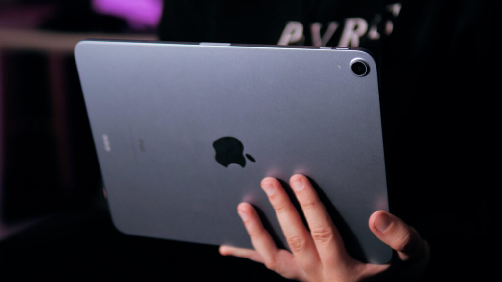 L'iPad Air 2020 d'Apple // Source : Louise Audry pour Numerama L'iPad Air 2020 d'Apple // Source : Louise Audry pour Numerama