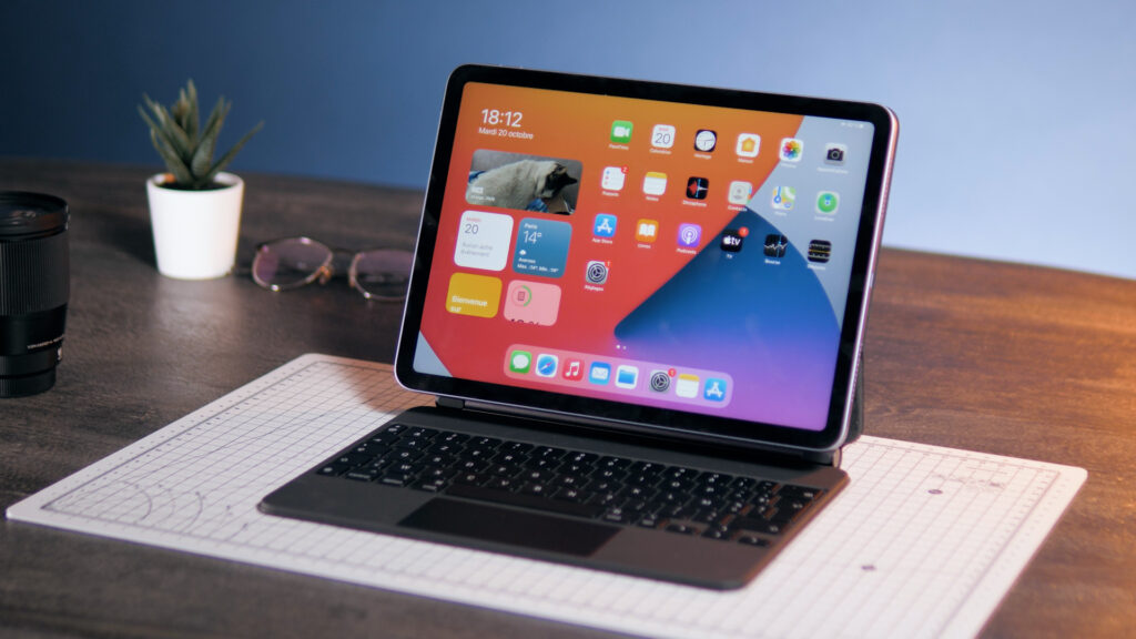 L'iPad Air 2020 d'Apple // Source : Louise Audry pour Numerama L'iPad Air 2020 d'Apple // Source : Louise Audry pour Numerama