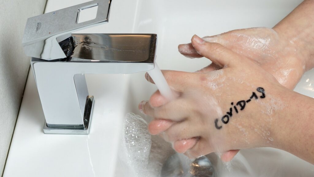 Le lavage des mains est essentiel et donc être fait avec soin pour éliminer le potentiel pathogène des mains. // Source : Pixabay