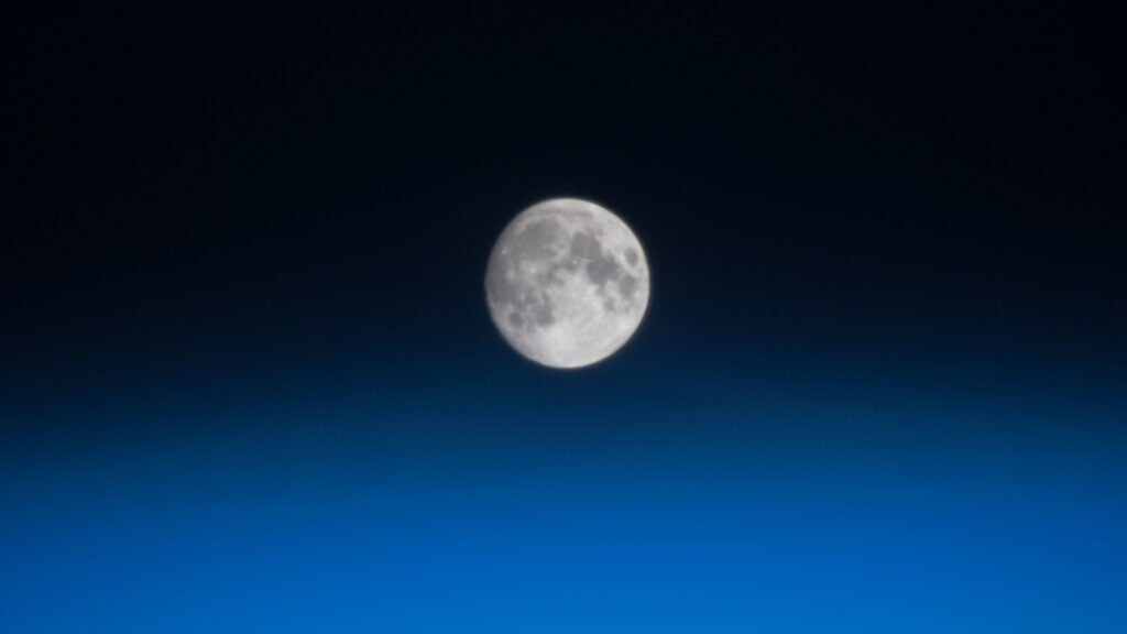 La Lune vue de l'ISS. // Source : Flickr/CC/NASA Johnson (photo recadrée)