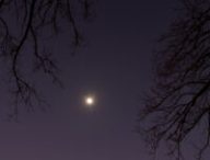 Conjonction entre la Lune, Jupiter et Saturne. // Source : Flickr/CC/Ed Dunens (photo recadrée)