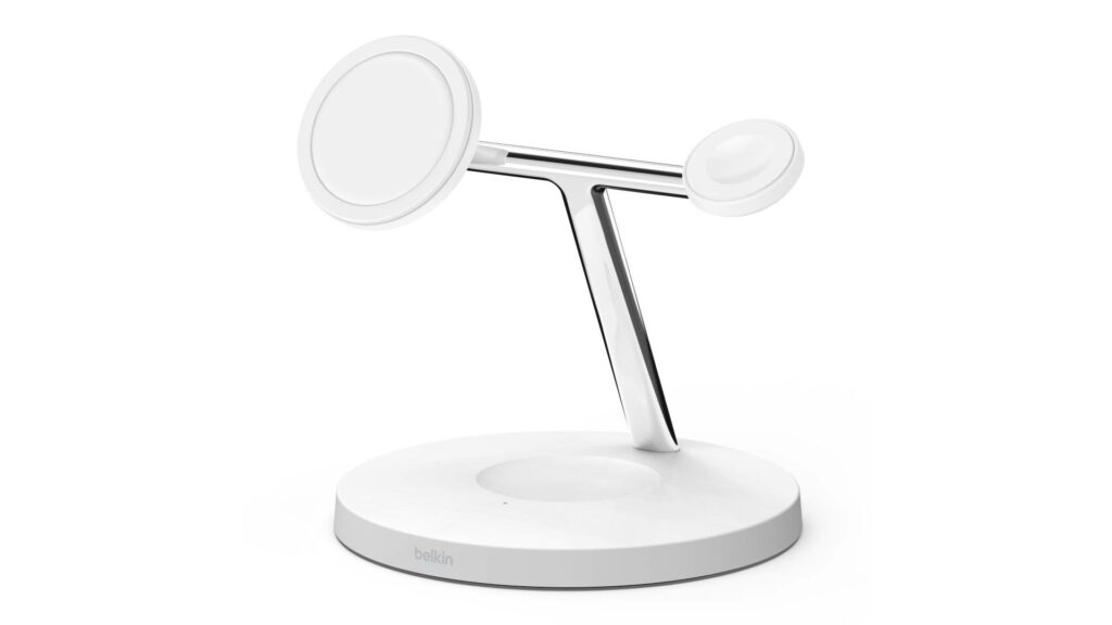 Triple chargeur Belkin MagSafe pour iPhone 12 // Source : Belkin Triple chargeur Belkin MagSafe pour iPhone 12 // Source : Belkin