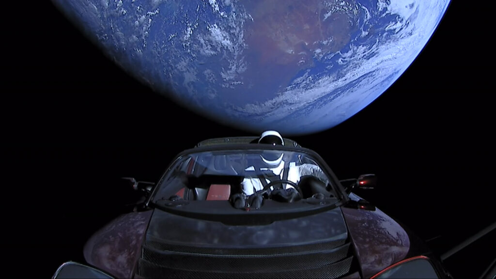 Starman et son véhicule dans l'espace, en 2018. // Source : Wikimedia/CC/SpaceX Starman et son véhicule dans l'espace, en 2018. // Source : Wikimedia/CC/SpaceX