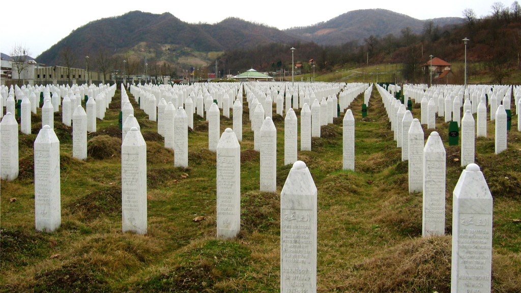 Tombes des victimes du massacre de Srebrenica (survenu en juillet 1995). // Source : Michael Büker