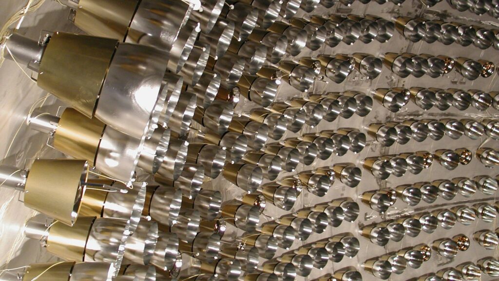 La paroi du détecteur est parsemée de ces petits tubes dédiés au repérage des photons émis par les flashs lumineux lors de la collision neutrino/électron. // Source : Borexino