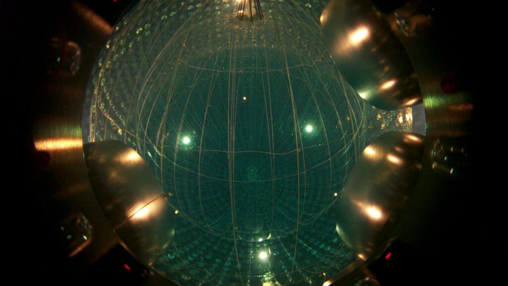 Photo du gigantesque détecteur Borexino, enterré à 300 mètres sous le sol. C'est probablement le scintalleur le plus « pur » au monde. // Source : Borexino