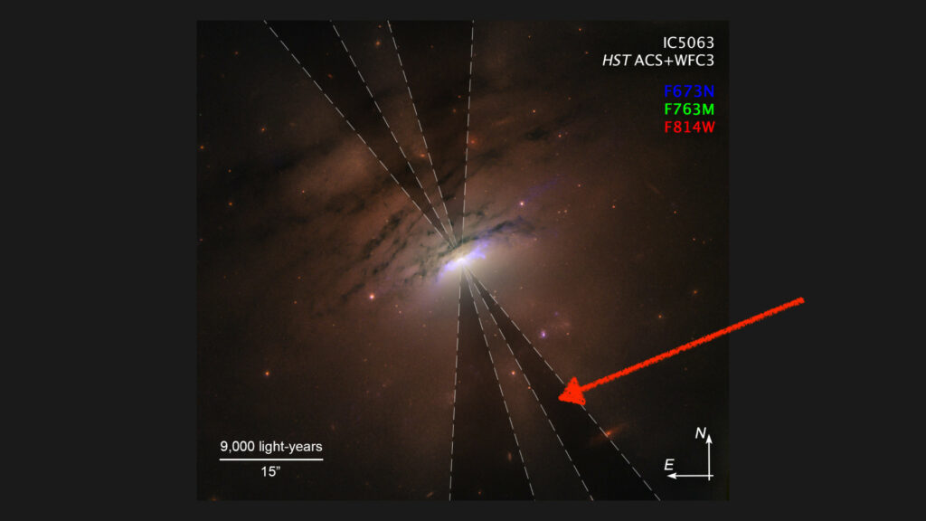 Les ombres vues par Hubble au niveau de la galaxie IC 5063. // Source : NASA, ESA, STScI and W.P. Maksym (CfA) (annotation Numerama)
