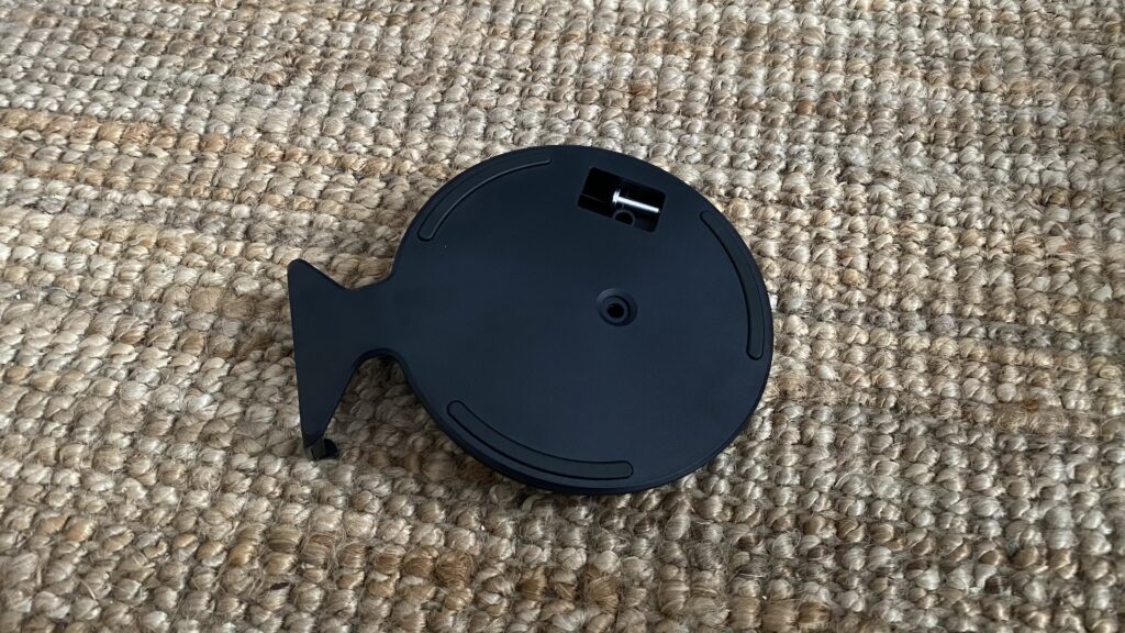Le socle de la PS5 (dessous) // Source : Maxime Claudel pour Numerama Le socle de la PS5 (dessous) // Source : Maxime Claudel pour Numerama