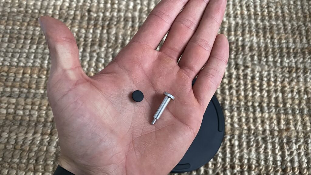 Vis et cache pour le socle de la PS5 // Source : Maxime Claudel pour Numerama Vis et cache pour le socle de la PS5 // Source : Maxime Claudel pour Numerama