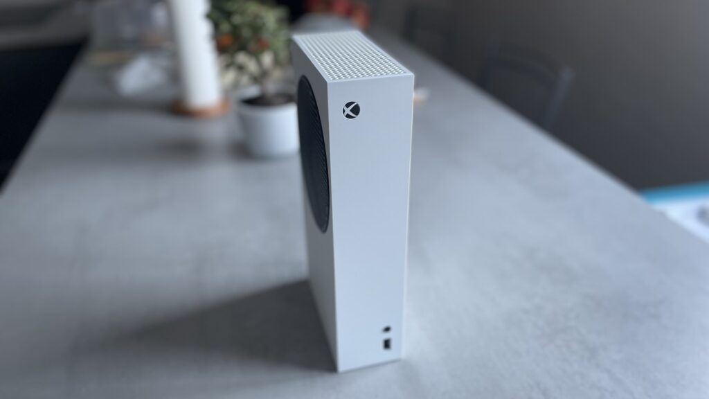 Xbox Series S when standing // Source: Maxime Claudel for Numerama