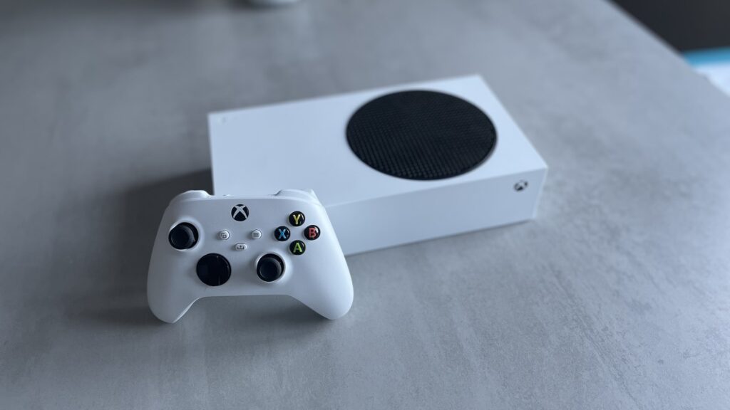 The Xbox Series X and its controller // Source: Maxime Claudel for Numerama