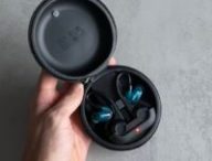 Les écouteurs Shure Aonic 215 dans leur boîtier // Source : Maxime Claudel pour Numerama