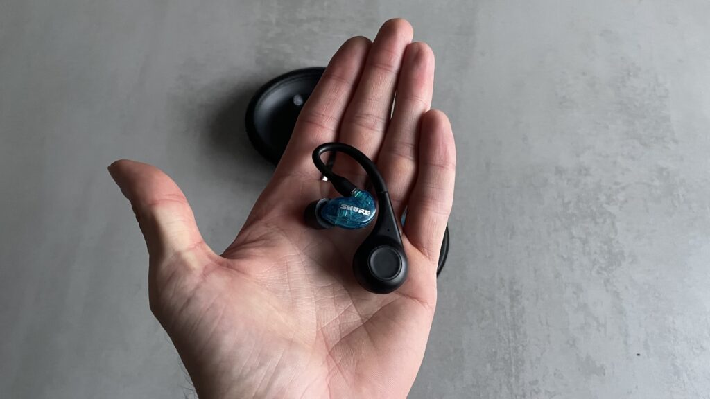 Un écouteur Shure Aonic 215 (avant) // Source : Maxime Claudel pour Numerama Un écouteur Shure Aonic 215 (avant) // Source : Maxime Claudel pour Numerama