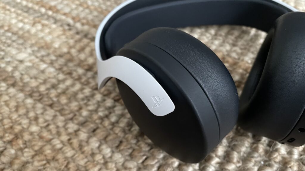 Le logo PlayStation sur le casque Sony 3D Pulse // Source : Maxime Claudel pour Numerama Le logo PlayStation sur le casque Sony 3D Pulse // Source : Maxime Claudel pour Numerama