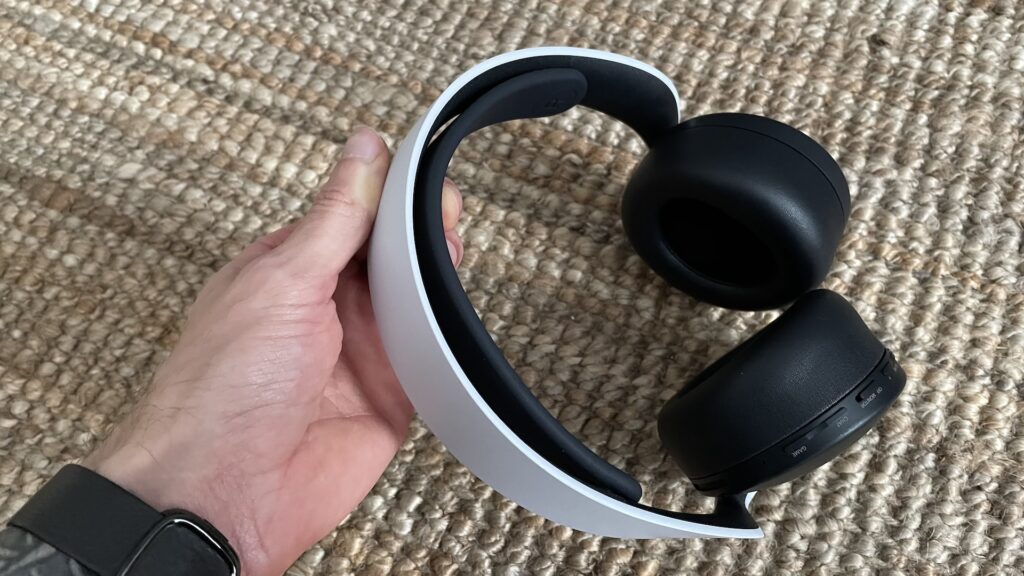 Le double arceau du casque Sony 3D Pulse // Source : Maxime Claudel pour Numerama Le double arceau du casque Sony 3D Pulse // Source : Maxime Claudel pour Numerama
