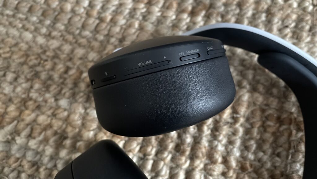 Les boutons du casque Sony 3D Pulse // Source : Maxime Claudel pour Numerama Les boutons du casque Sony 3D Pulse // Source : Maxime Claudel pour Numerama