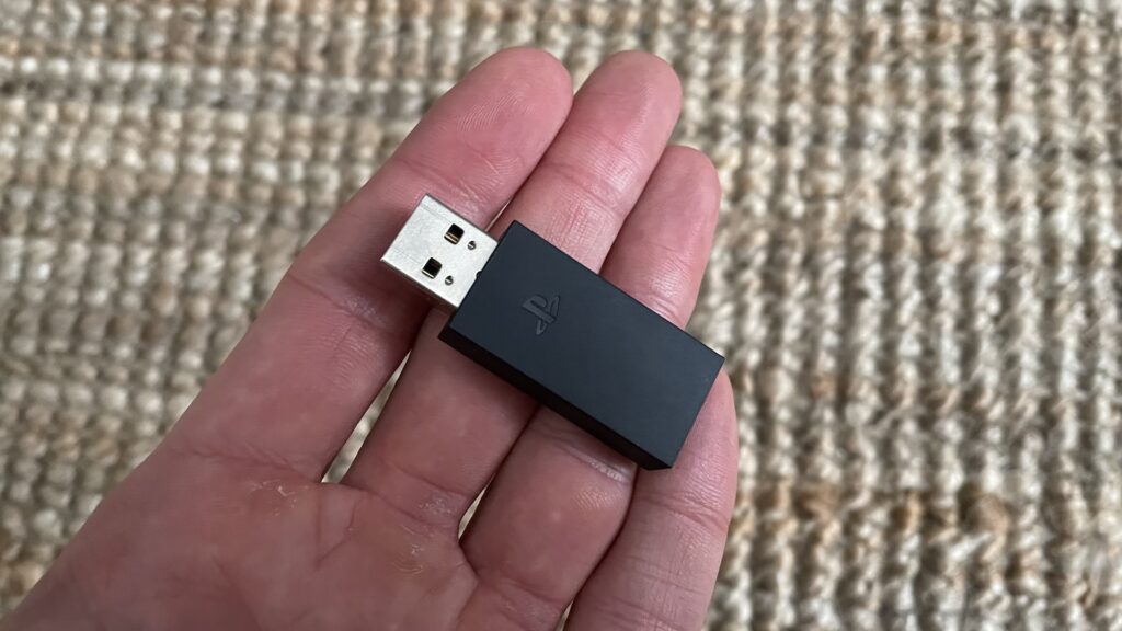 Le dongle du casque Sony 3D Pulse // Source : Maxime Claudel pour Numerama Le dongle du casque Sony 3D Pulse // Source : Maxime Claudel pour Numerama