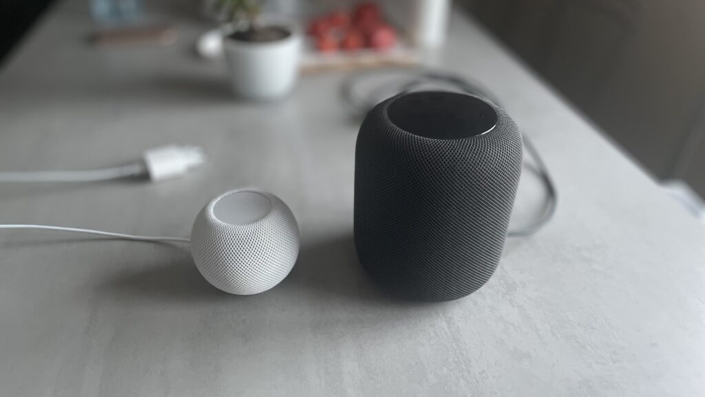 HomePod mini versus HomePod // Source : Maxime Claudel pour Numerama