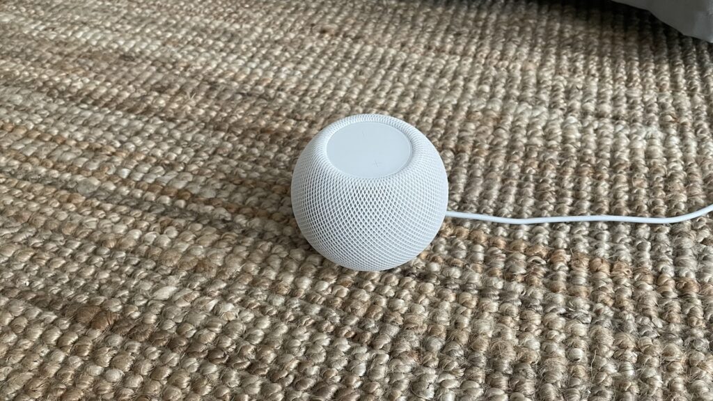 Le HomePod mini // Source : Maxime Claudel pour Numerama