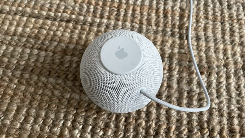 L'arrière du HomePod mini // Source : Maxime Claudel pour Numerama L'arrière du HomePod mini // Source : Maxime Claudel pour Numerama
