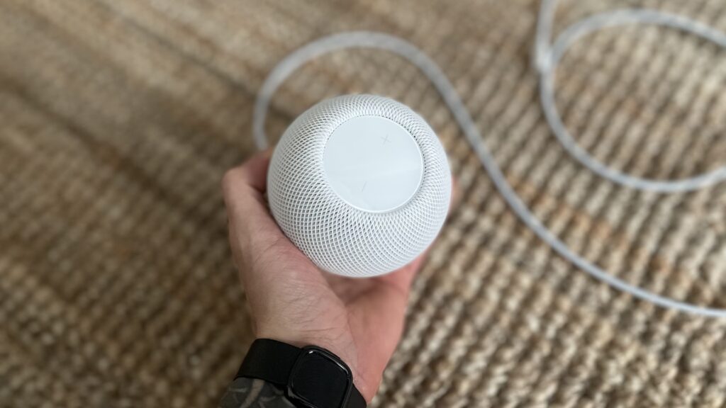 Le HomePod mini tient dans le creux de la main // Source : Maxime Claudel pour Numerama