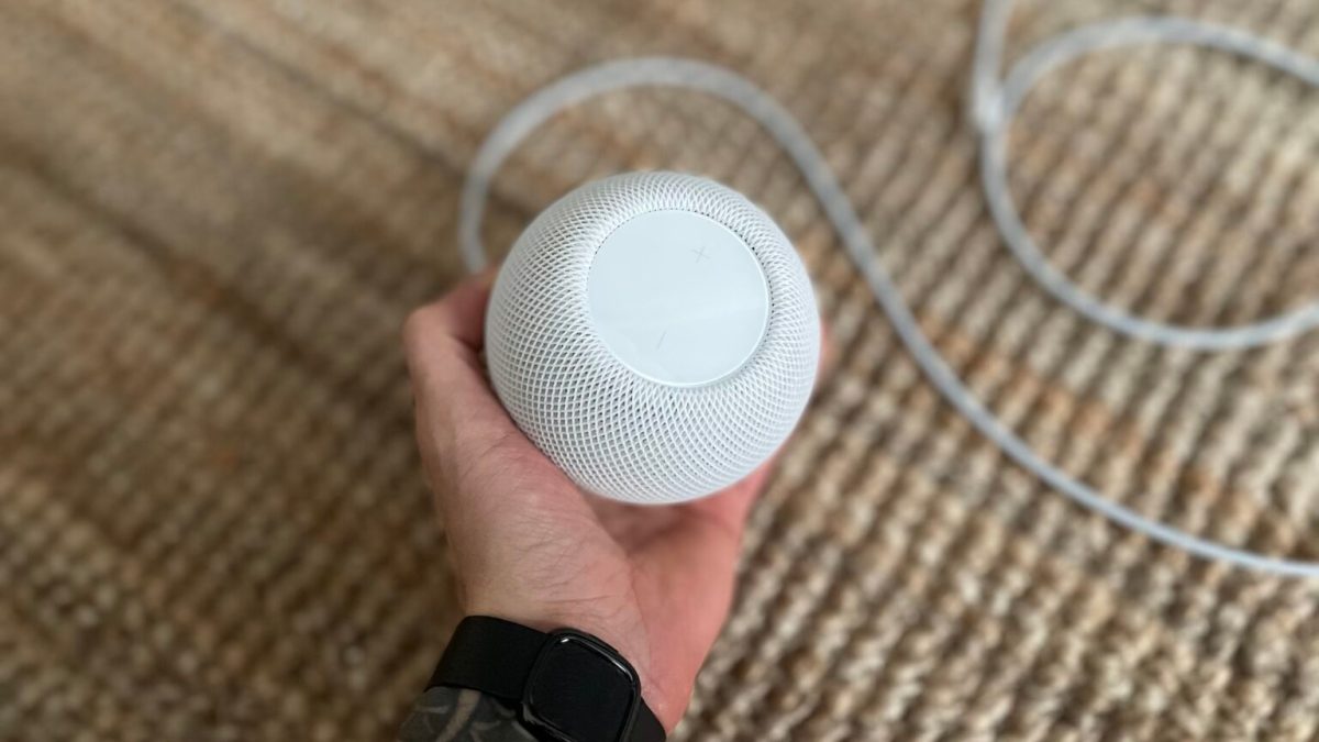 Le HomePod mini tient dans le creux de la main // Source : Maxime Claudel pour Numerama