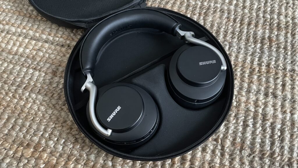 Le casque Shure Aonic 50 dans sa (grosse) coque de transport // Source : Maxime Claudel pour Numerama Le casque Shure Aonic 50 dans sa (grosse) coque de transport // Source : Maxime Claudel pour Numerama