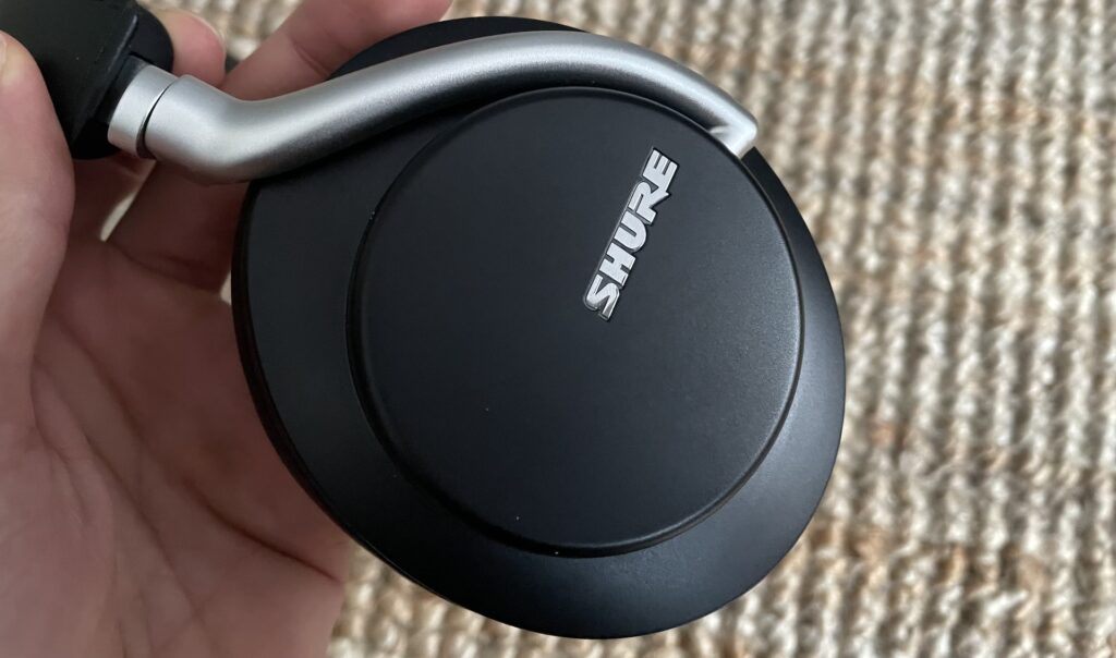 L'oreillette du casque Shure Aonic 50 // Source : Maxime Claudel pour Numerama L'oreillette du casque Shure Aonic 50 // Source : Maxime Claudel pour Numerama