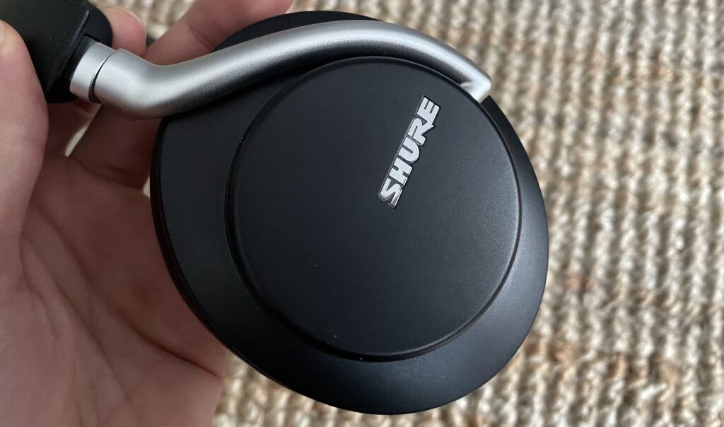 L'oreillette du casque Shure Aonic 50 // Source : Maxime Claudel pour Numerama