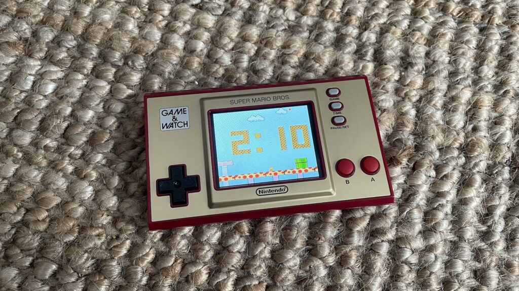 La Game & Watch Super Mario Bros. (allumée) La Game & Watch Super Mario Bros. (allumée)