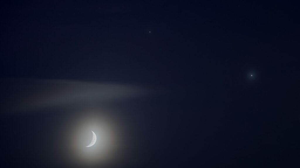 La Lune, Jupiter et Saturne. // Source : Flickr/CC/xylophilist (photo recadrée)