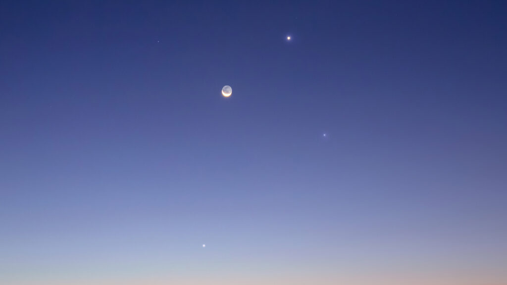 De haut en bas : Vénus, la Lune, l'étoile Spica et Mercure. // Source : Kevin Sargozza (image recadrée)