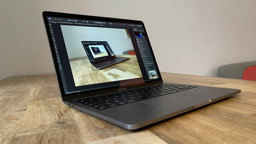Le MacBook Pro M1 // Source : Julien Cadot pour Numerama Le MacBook Pro M1 // Source : Julien Cadot pour Numerama