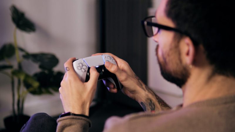 La manette DualSense de la PS5 descend enfin sous les 50 €