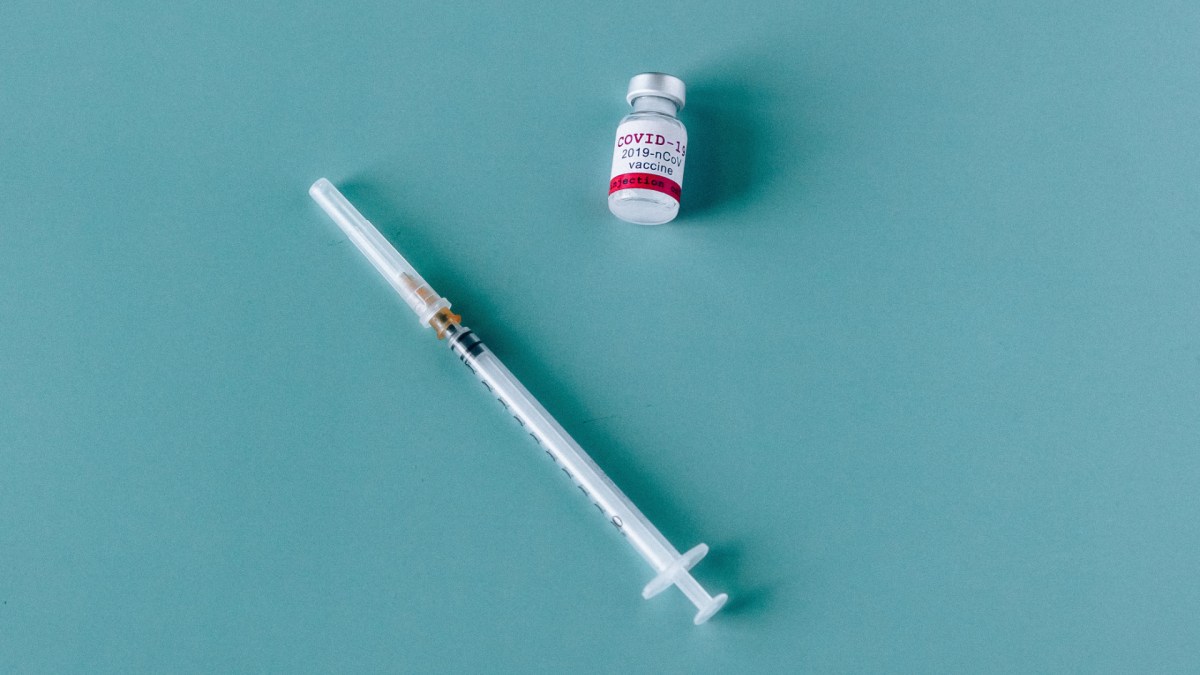 Illustration d'un vaccin contre le coronavirus. // Source : Pexels/Nataliya Vaitkevich (photo recadrée)